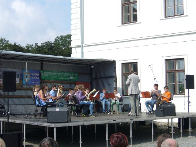 Vystoupení dechového souboru na česnekových slavnostech v Rosicích 20.9.2014