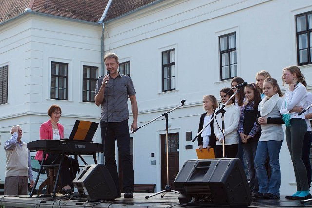 Vystoupení pěveckého sboru na farmářském trhu v Rosicích 12.10.2014